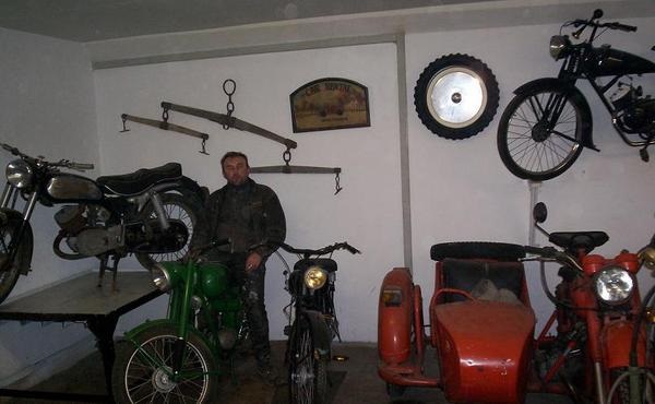 Historische Motorräder in der Werkstatt