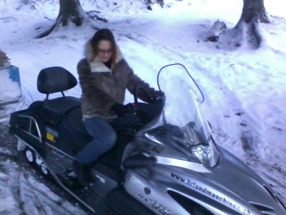 Celina auf einem Schneemobil im Winter